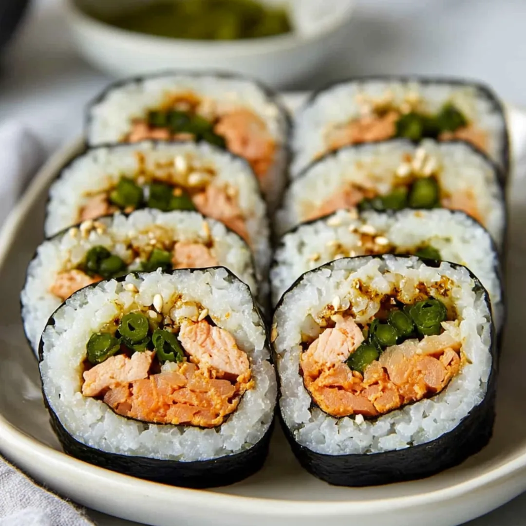 Talerz sushi z ryżem i owocami morza.