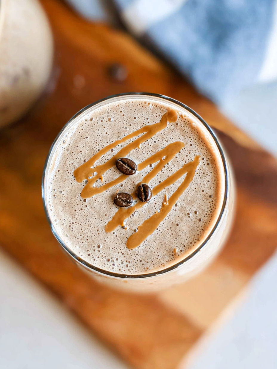 Szklanka kawy z karmelem na wierzchu.