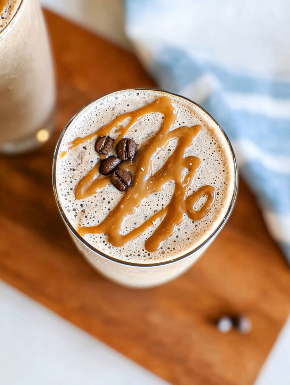 Szklanka smoothie kawowego z karmelem na wierzchu.