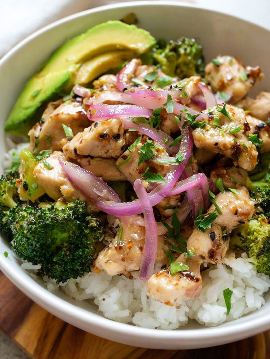 Miska z kurczakiem i brokułem z dodatkiem ryżu.