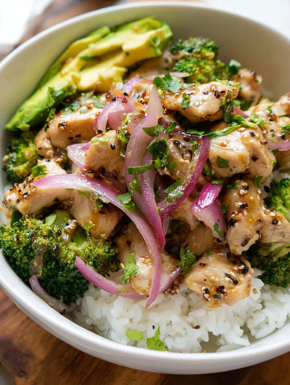 Miska z kurczakiem, cebulą i brokułem.