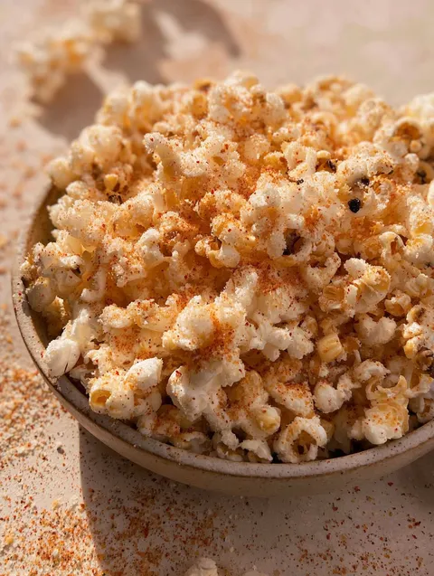 Miska popcornu z czosnkiem i parmezanem.