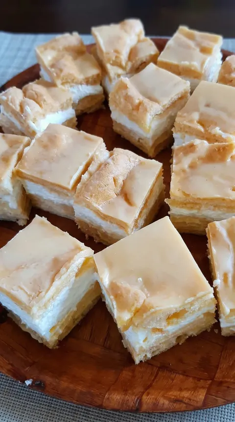 A plate of Karpatka desserts.