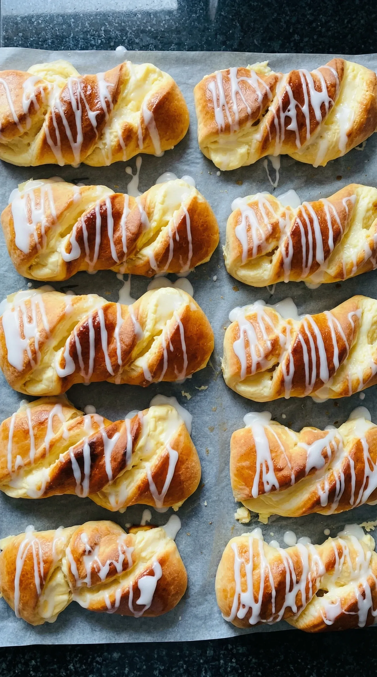 A tray of Drożdżówki.