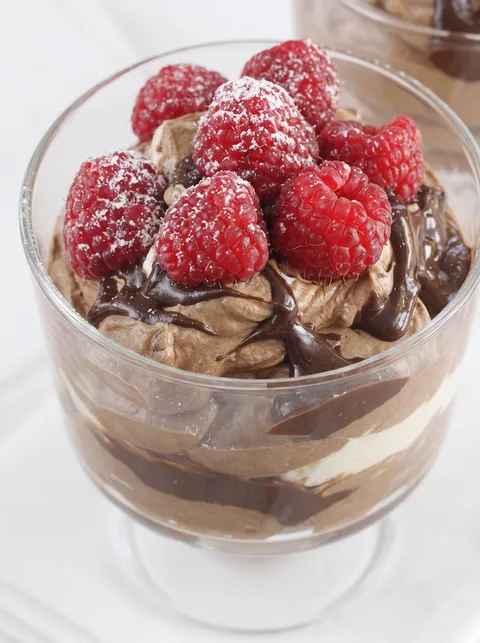 Deser z mascarpone i malinami