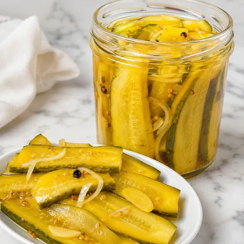 Ogórki kanapkowe w złotej zalewie curry z gorczycą i cebulą