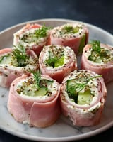 Roladki z szynki, serem i ogórkiem.