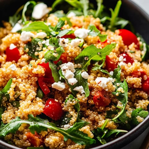 Miska z quinoa, pomidorami i serem.
