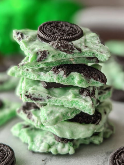 Stos miętowego barku z Oreo i czekoladą