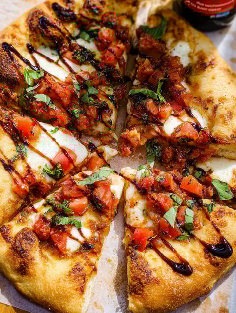 Kawałek pizzy bruschetta z pomidorami i bazylią.
