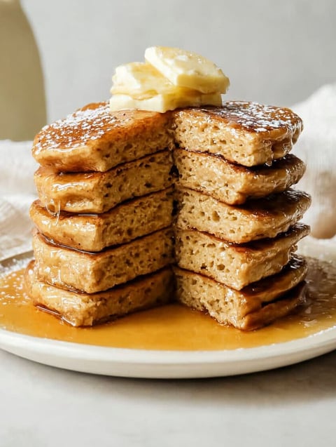 Stos pancakes francuskich na talerzu.