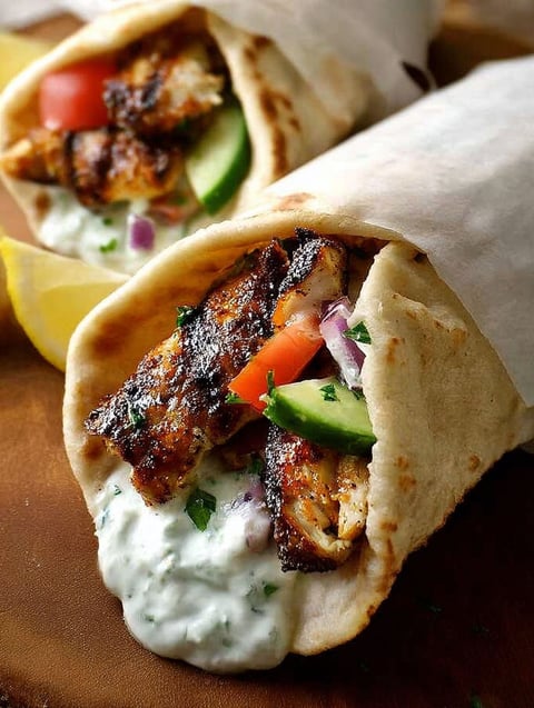 Gyros z kurczakiem i warzywami.