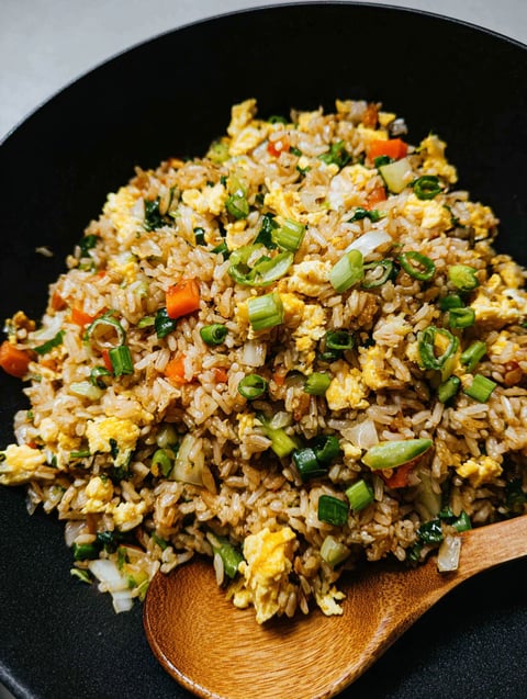 Talerz z ryżem, warzywami i jajkiem.