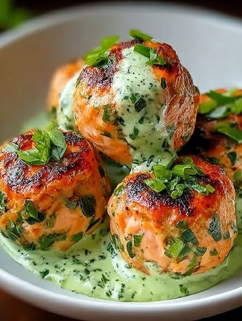 Kulki z łososia z kremowym sosem awokado.