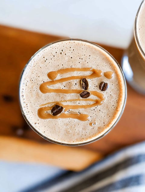 Szklanka kawowego smoothie z polewą karmelową.