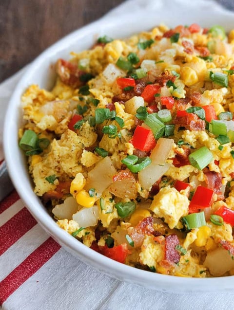 Śniadanie na patelni z warzywami i boczkiem.