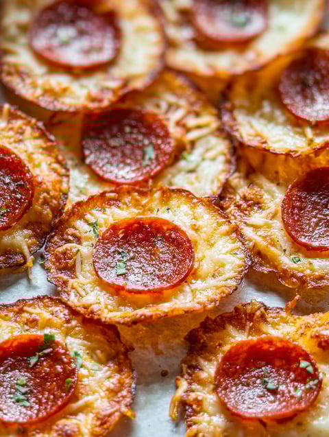 Zbliżenie pizzy z pepperoni i serem