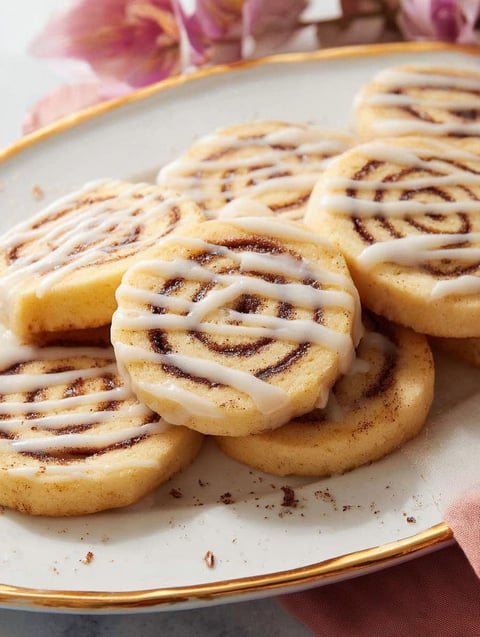 Talerz ciastek cynamonowych zwiniętych w rulony.