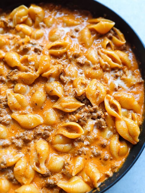 Miseczka kremowego mięsa i muszelek