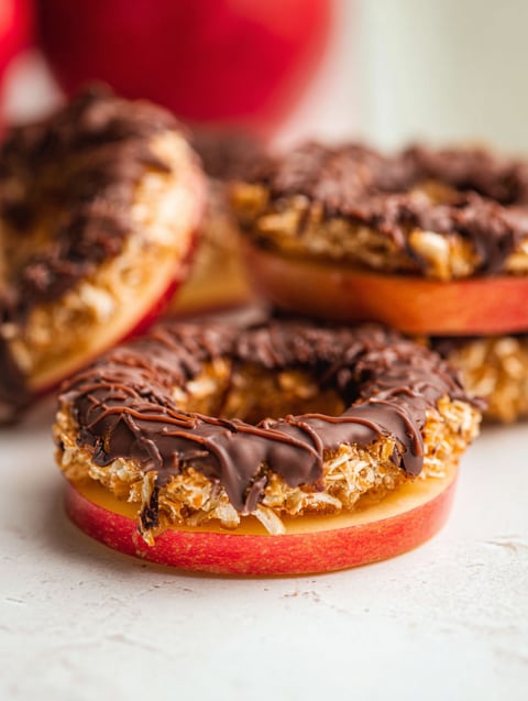 Jabłkowe samoas polane czekoladą.