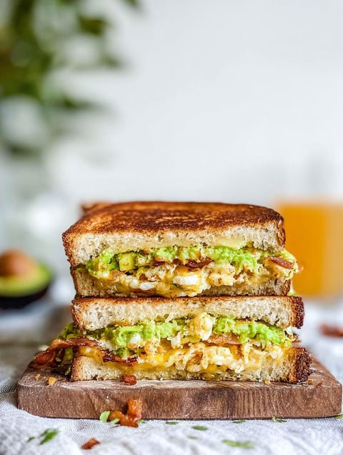 Kanapka z grilla z bekonem i jajkiem