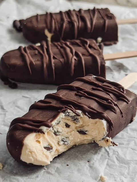 Zbliżenie na mrożony deser z białą i czekoladową warstwą.