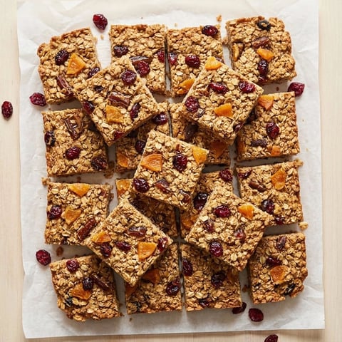 Pieczona owsianka z suszonymi owocami.